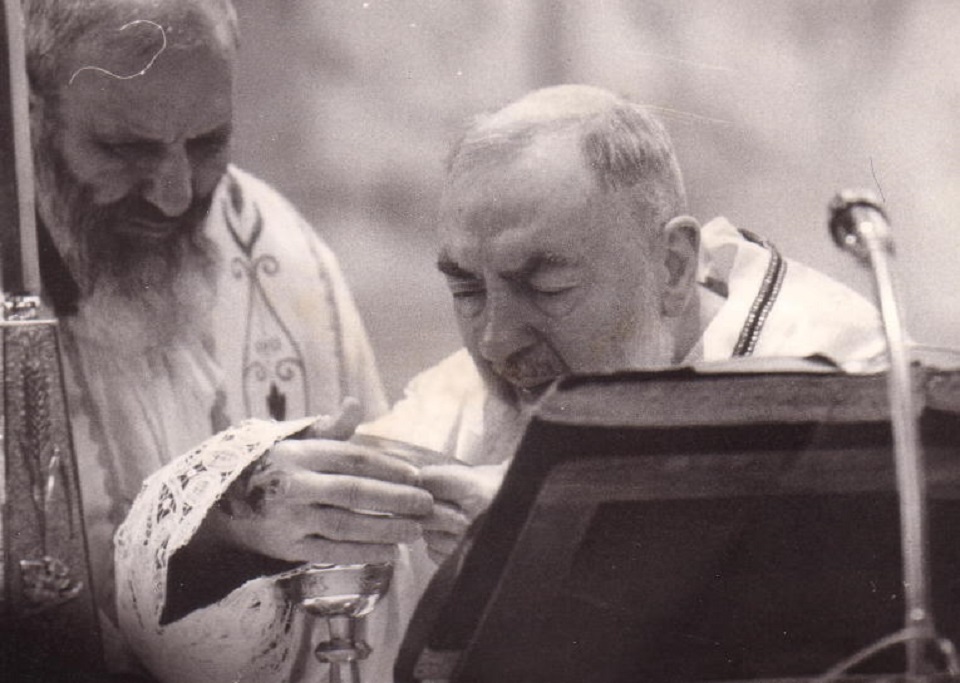 San Pio en una de las últimas misas