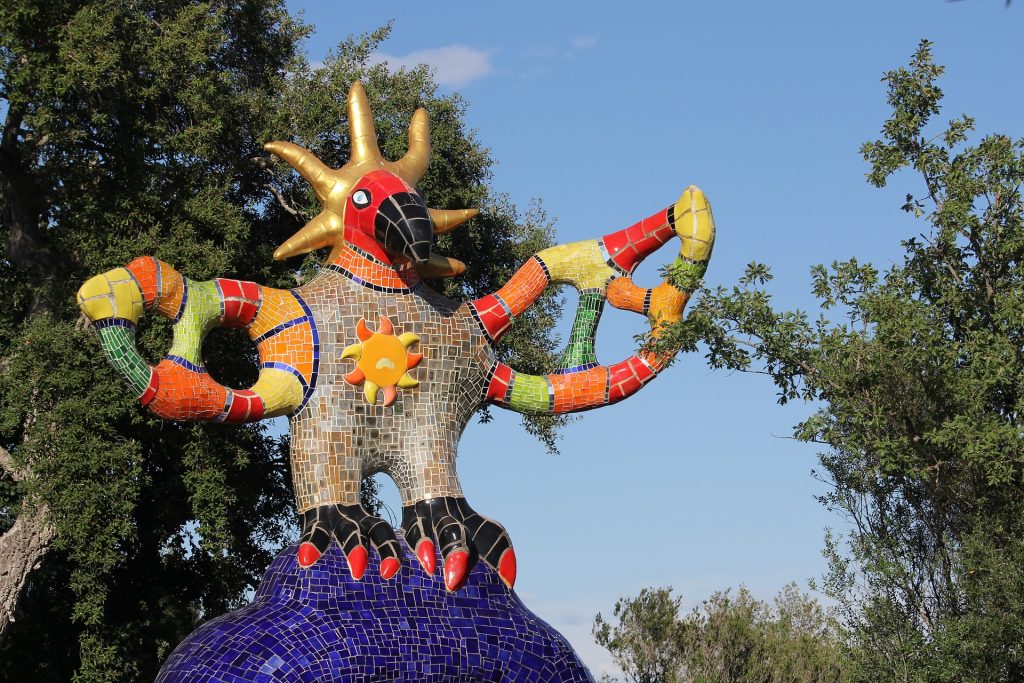 sculpture enduite de céramique colorée dans le jardin de tarot