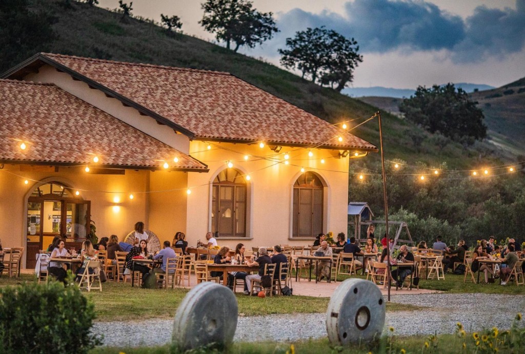 Outdoor Mulinum mit Gästen zum Abendessen