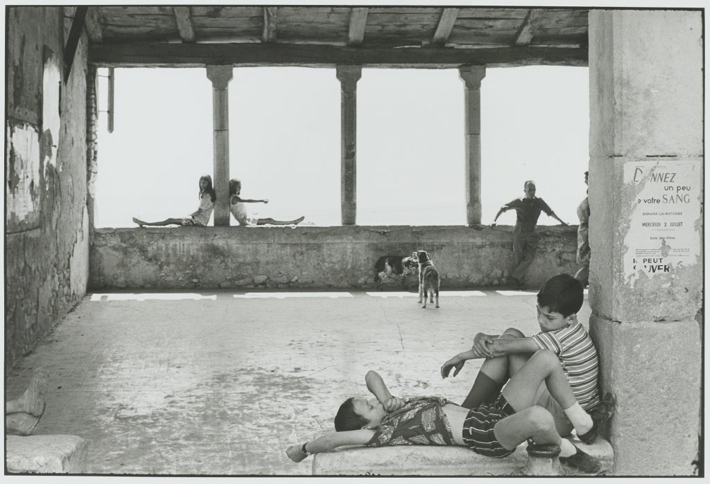 Henri Cartier-Bresson - Schwarz-Weiß-Foto von Jugendlichen