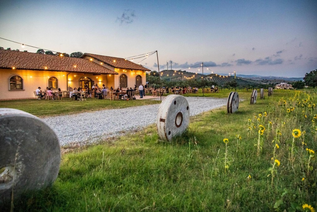 guests of the mulinum while they dine