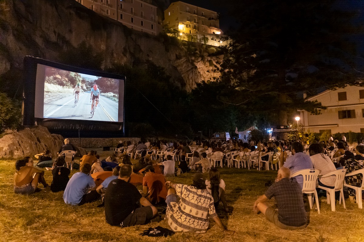 Foto di una proiezione durante la Guarimba Film Festival il pubblico numeroso nel parco della Grotta