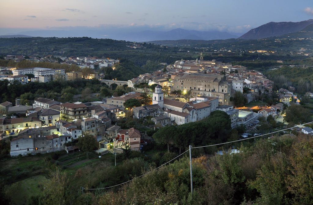 panorama di Sant'Agata de'Goti con la vista del centro storico e della città nuova