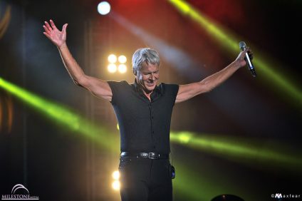 Italian songs from the 80s - claudio baglioni on stage
