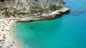 il mare cristallino di Tropea con uno scorcio dell'isola