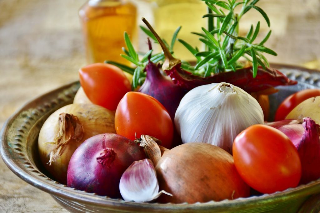 a dish with onion rich in quercetin, a molecule that blocks covid -19