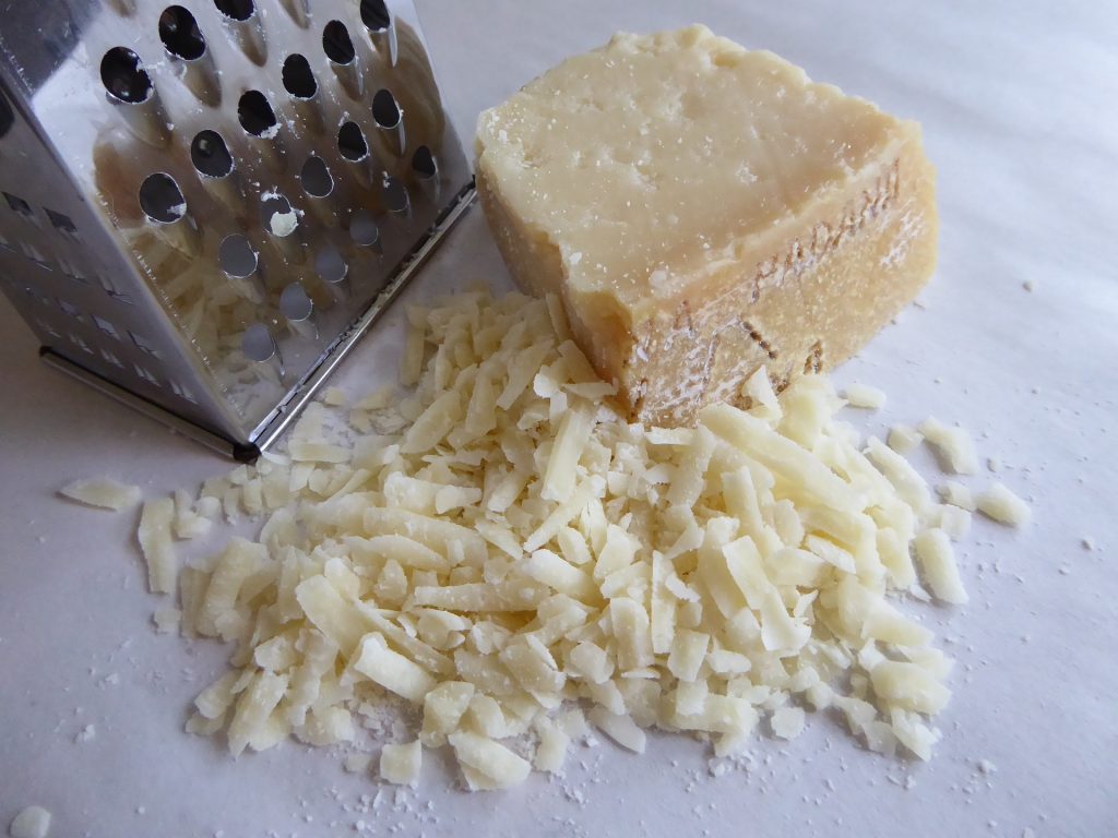 formaggi italiani - pezzo di formaggio grattugiato 