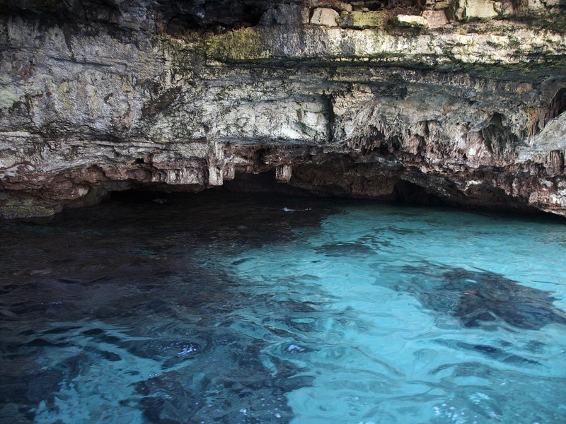 A cave in the sea of ​​Santa Maria di Leuca