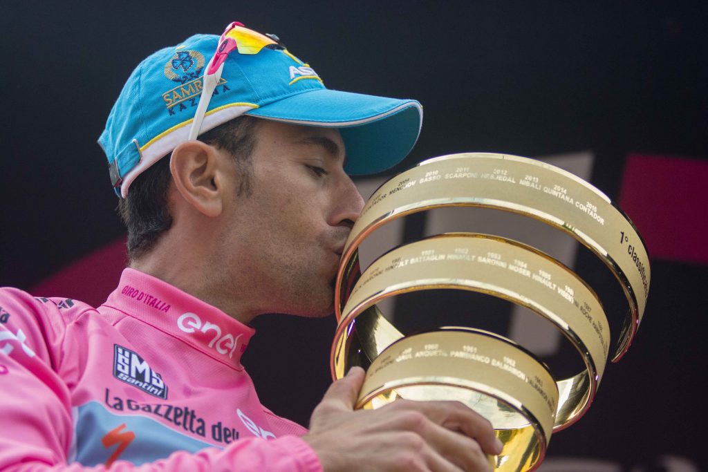 Vincenzo Nibali bacia il "Trofeo senza fine" sul podio del 99° Giro d'Italia.