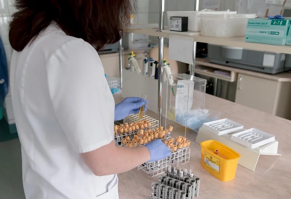 Laboratorio di analisi per le dosi di vaccino