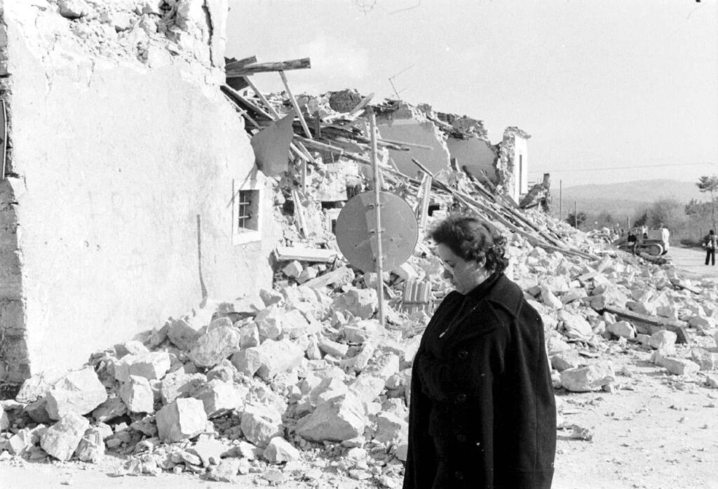 Terremoto dell'Irpinia - signora guarda le macerie