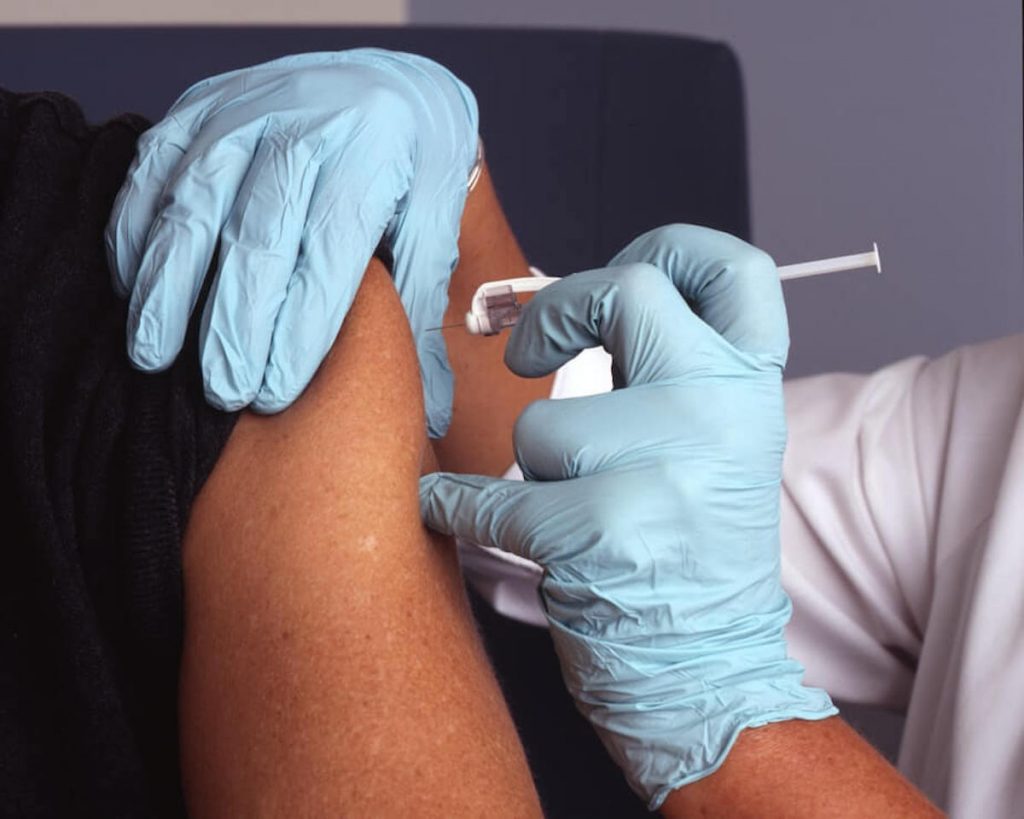 Vaccino AstraZeneca - vaccino iniettato sul braccio