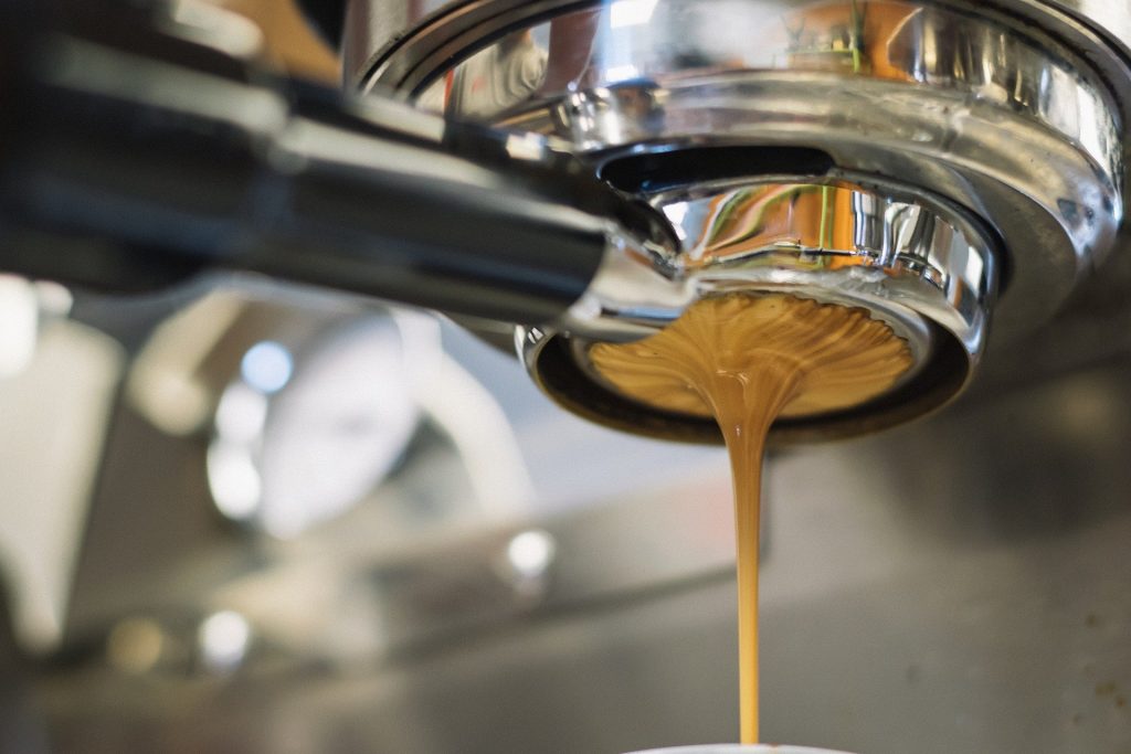 Macchina per il caffè espresso - Una macchina moderna (Pixabay)