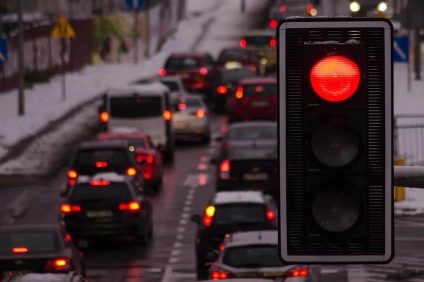 Spostamenti a Natale - Immagine traffico con semaforo rosso