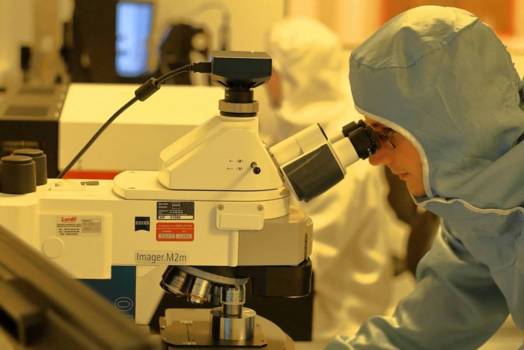 Vaccino italiano - Ricercatore analizza virus al microscopio