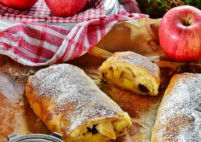 Strudel with raisins and apple