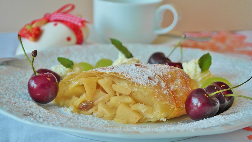 Strudel with apples and raisins