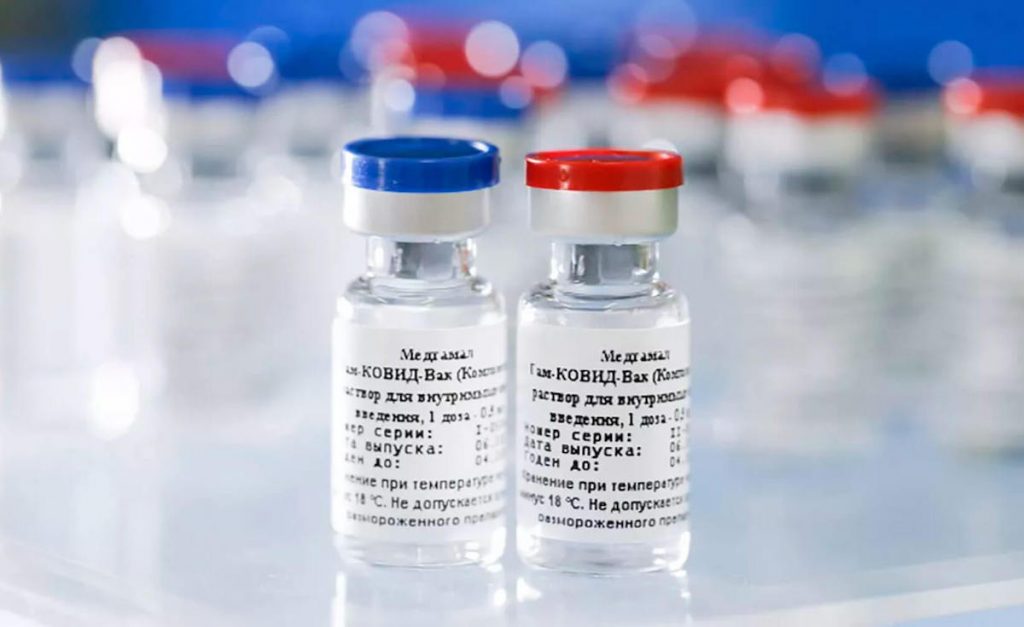 Ritardo dei vaccini - due fiale del vaccino russo Sputnik V