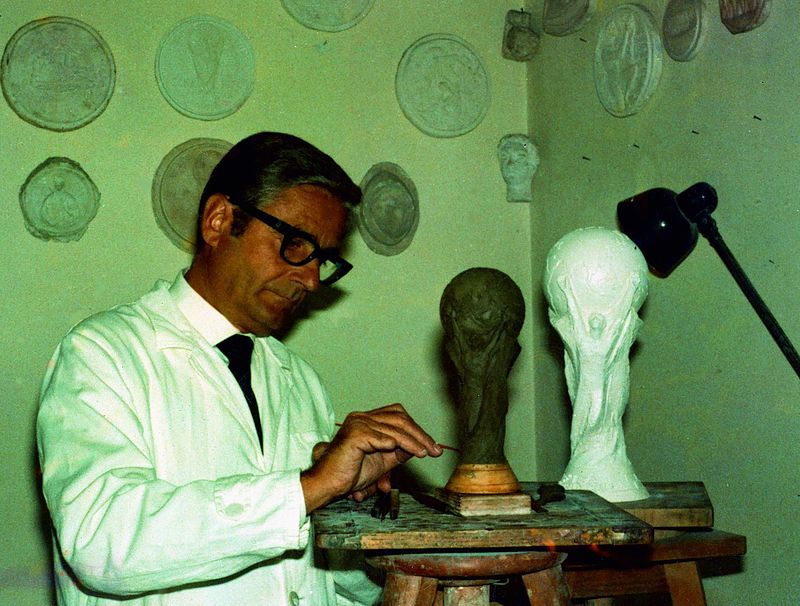 Silvio Gazzaniga durante la realizzazione della coppa