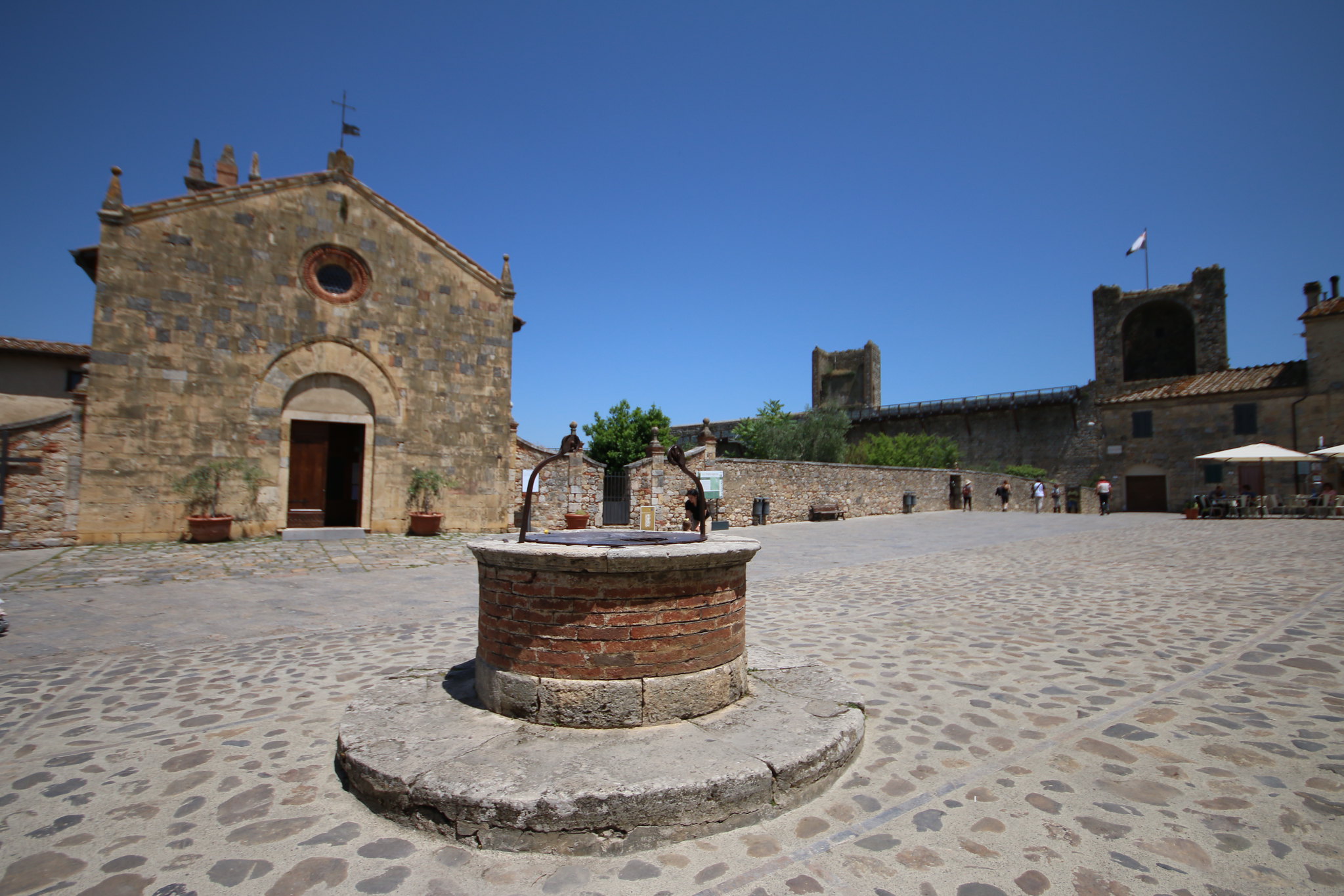 Monteriggioni, the well in the center of the square