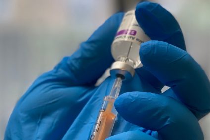 Vaccino AstraZeneca in Italia - siringa dentro la fiala di vaccino