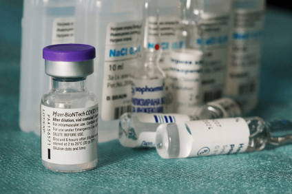 cinque vaccini prima di Pasqua - fiala di vaccino Pfizer