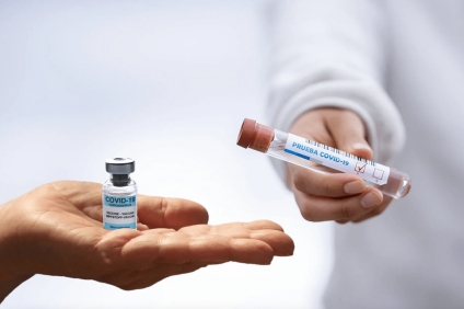 cinque vaccini prima di Pasqua - fiala di vaccino e test