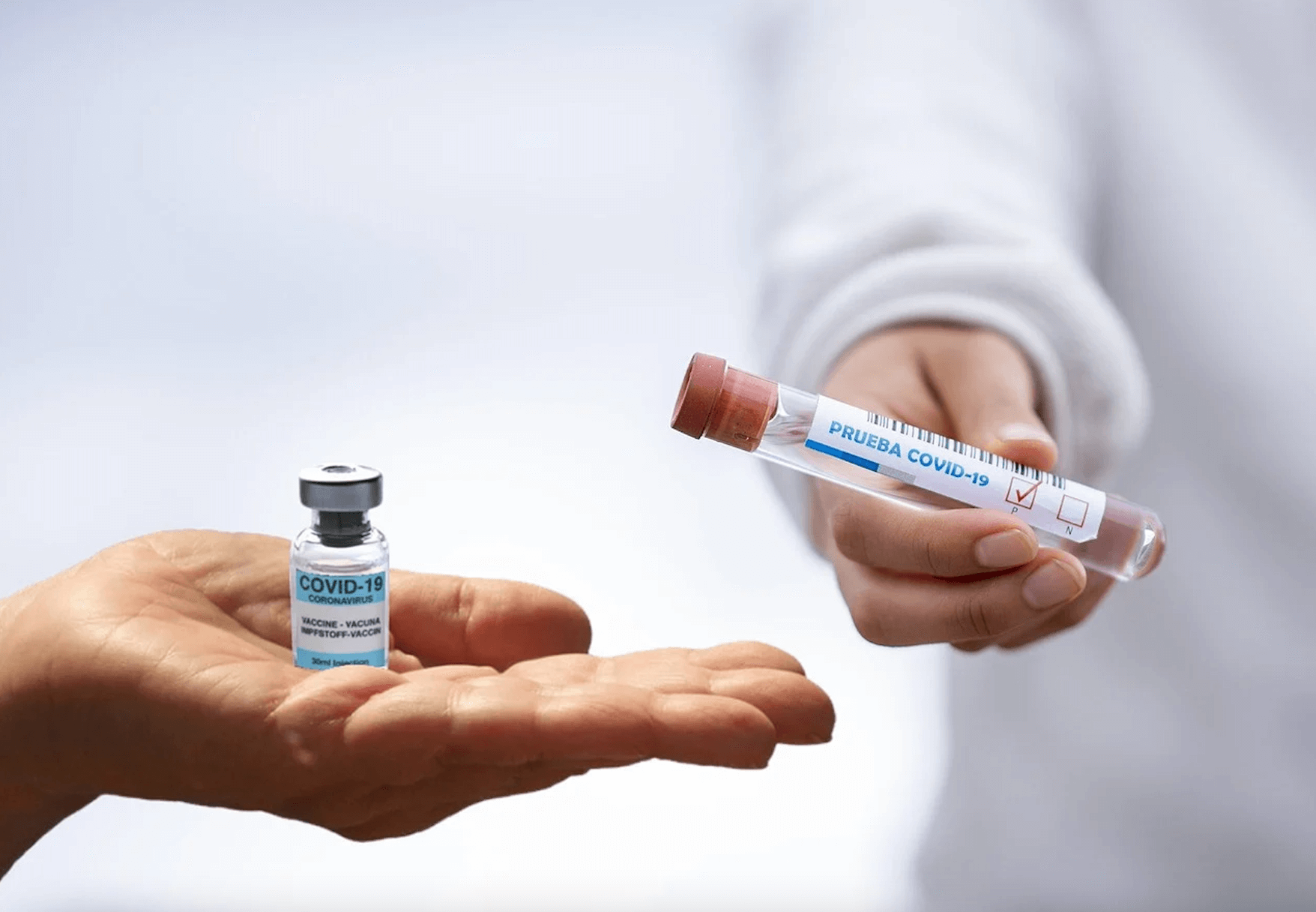 fünf Impfungen vor Ostern - Impffläschchen und Test