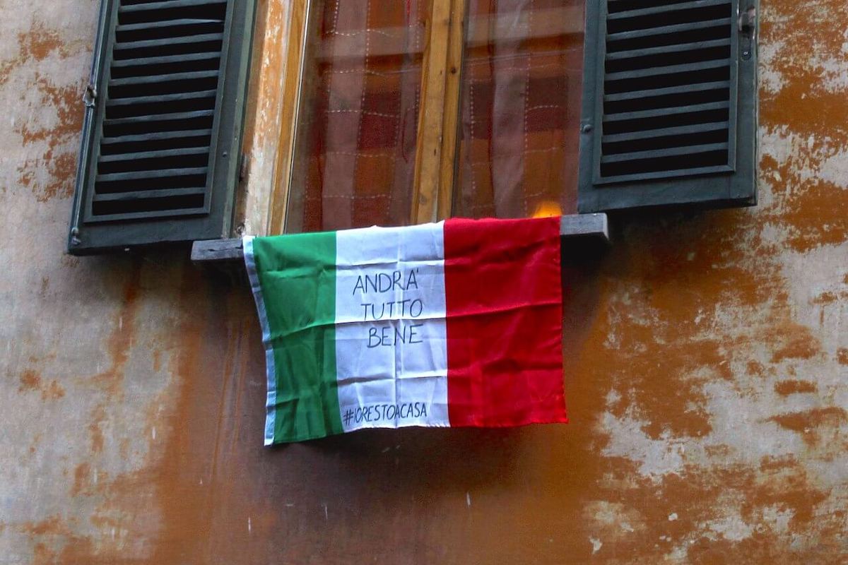 Primo lockdown in Italia - Bandiera italiana "Andrà tutto bene"