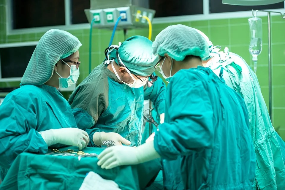 trapianto di cuore - medici in sala operatoria 