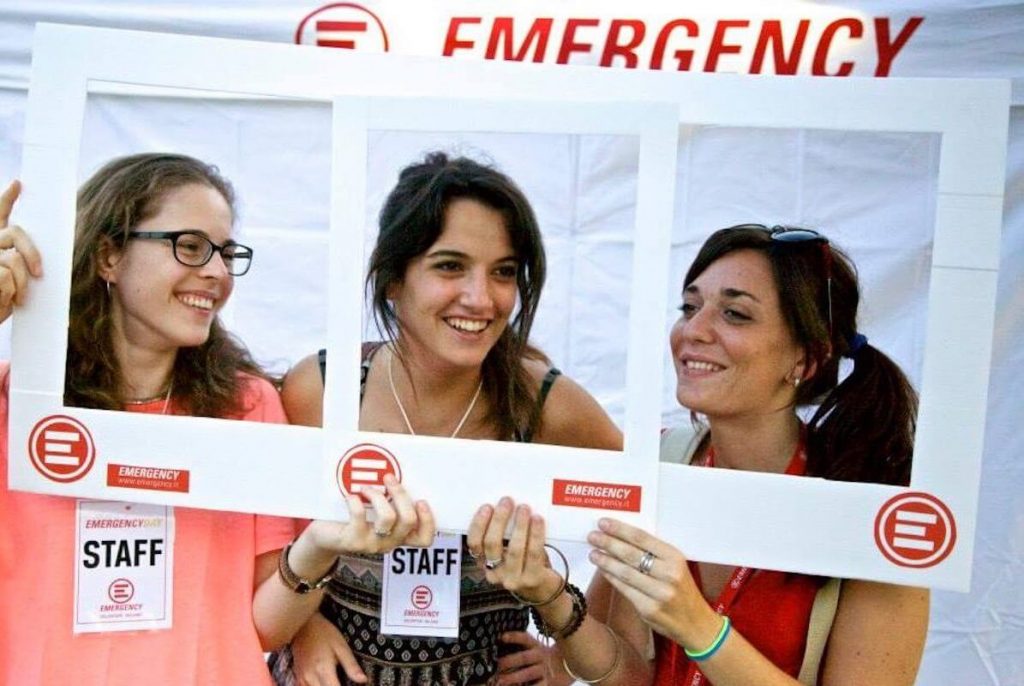 Emergency - attiviste di Emergency posano per una foto