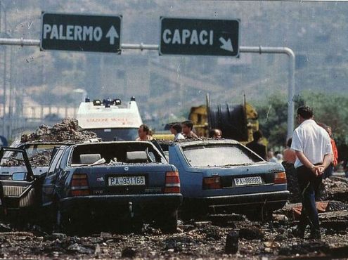 Strage di Capaci - L'autostrada e le automobili sventrate in seguito all'esplosione alla strage di Capaci