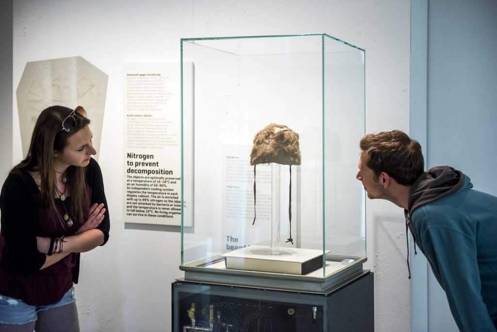 Il berretto di Ötzi in mostra al museo 