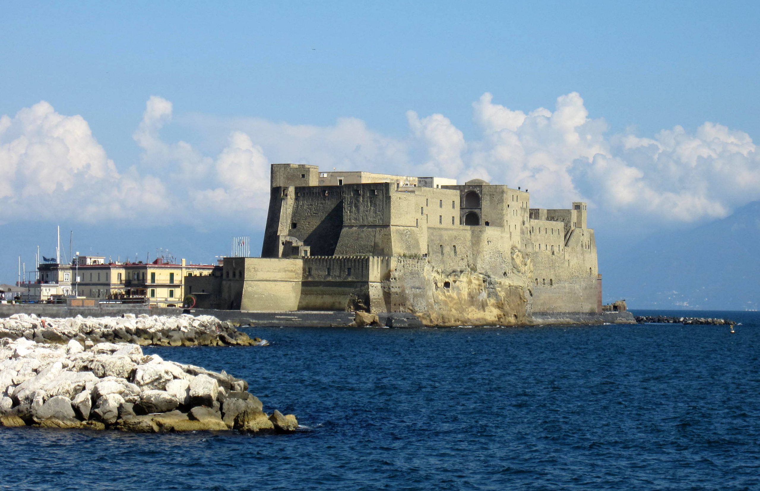 Blick vom Meer auf das Castel dell'Ovo
