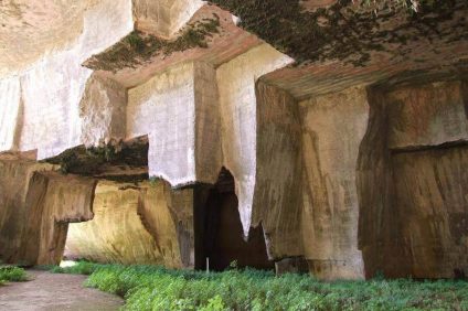 Grotta dei Cordari in Syracuse - entrance to the cave