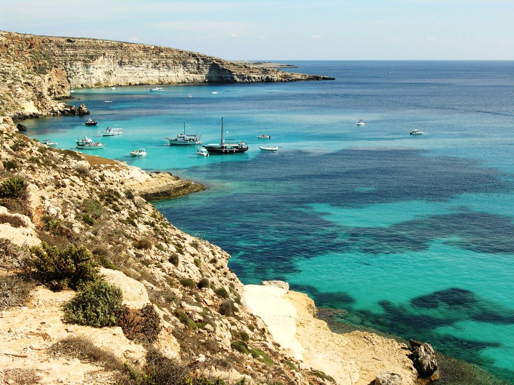 Il mare di Lampedusa e la sua costa