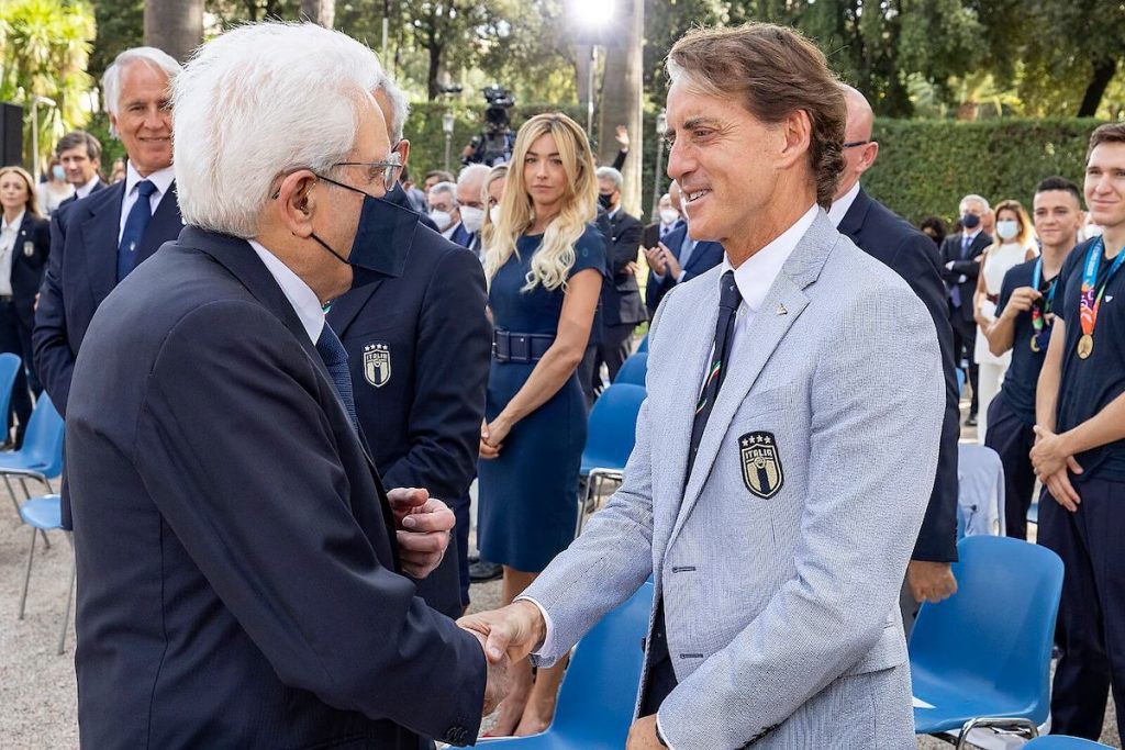 onorificenze agli azzurri - Sergio Mattarella stringe la mano al CT della Nazionale Roberto Mancini