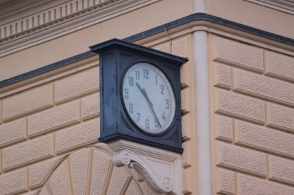 Bologna massacre - Bologna station clock stopped at 10.25