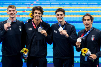 Nuoto azzurro nella storia - la squadra sul podio