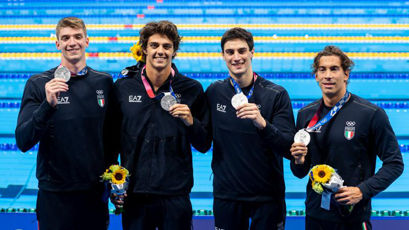 Nuoto azzurro nella storia - la squadra sul podio