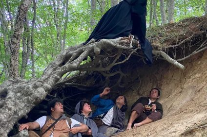 The Fellowship of the Ring in Italy - Nicolas Gentile and the other hobbits reproduce a scene from Peter Jackson's film