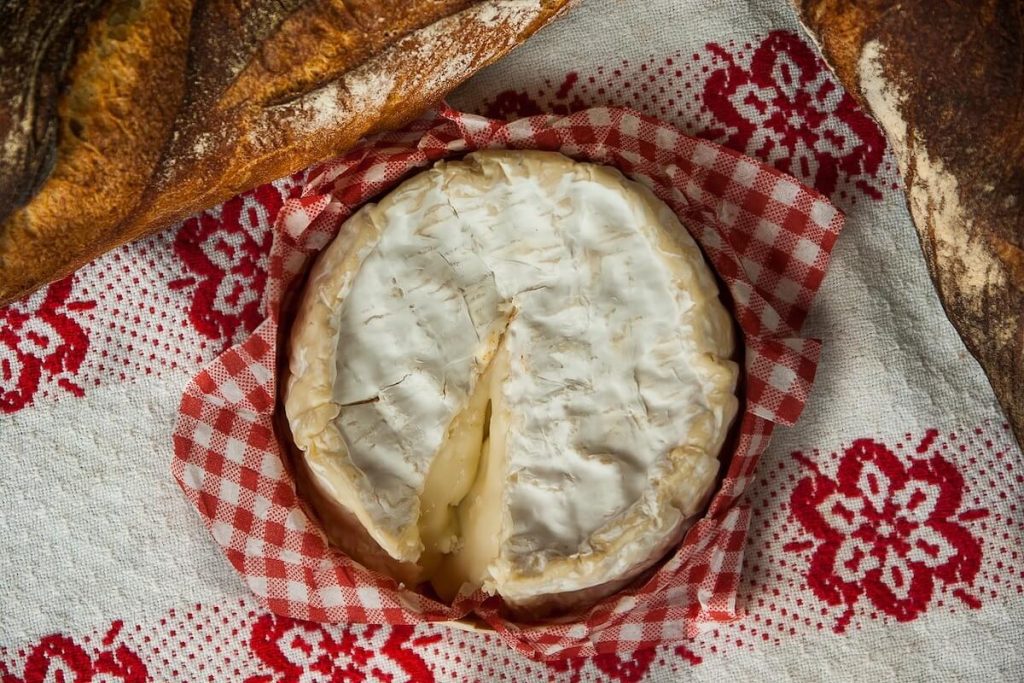 Camembert francês com baguete