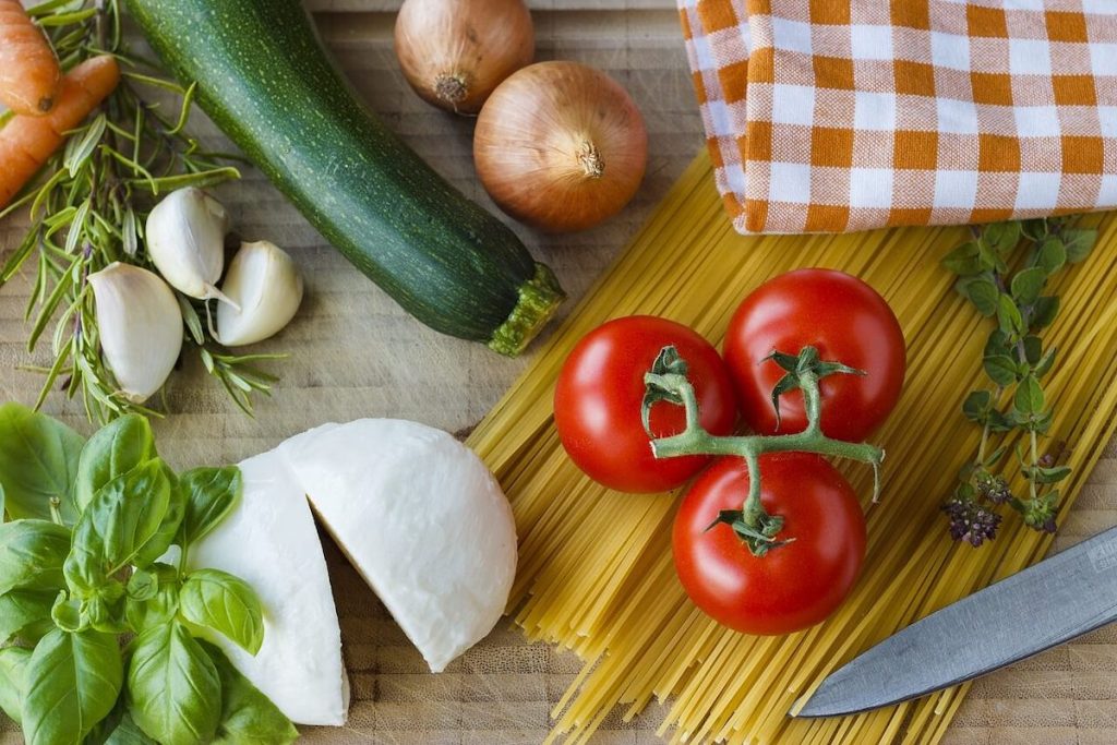 Productos italianos más imitados en el extranjero - Mozzarella con tomate, calabacín, ajo, cebolla y albahaca