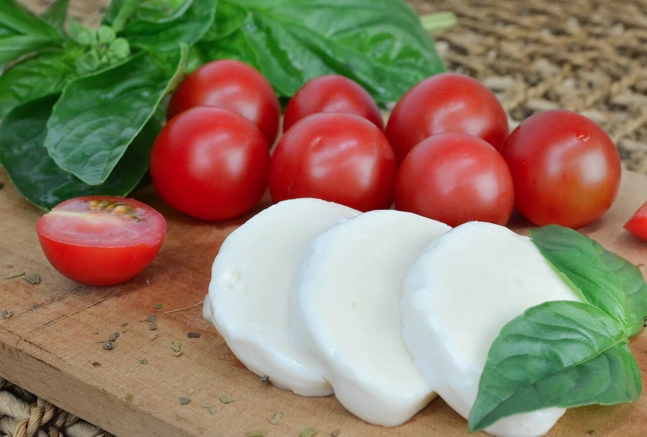 Camembert - mozzarella en rodajas con tomates cherry y albahaca