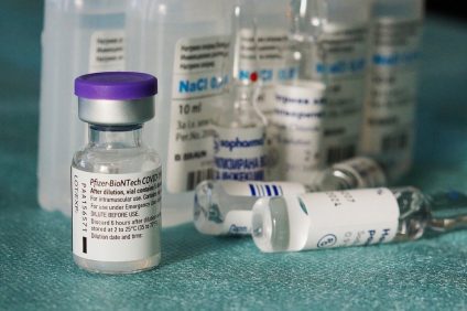 Terza dose di vaccino - fiale di vaccino Pfizer
