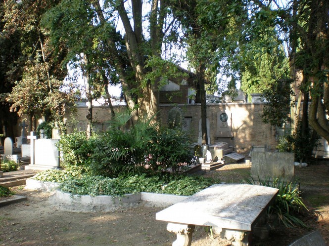 particolare interno cimitero