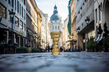 Giro d'Italia 2022 - Endless trophy in front of the St. Stephen's Basilica in Budapest