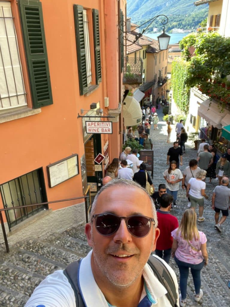 Conociendo Italia - Marco fa video selfie