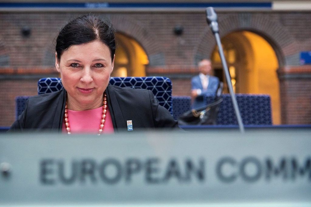 Restrizioni per i viaggi in Italia - Vera Jourova con la targa European Commission