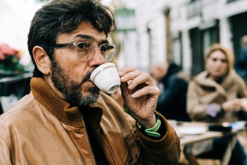 UNESCO World Heritage Coffee - Mann trinkt Kaffee an der Bar